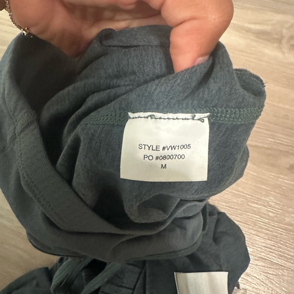 Vuori Halo Performance Top and Shorts Set in Stone Heather - Picture 5 of 6